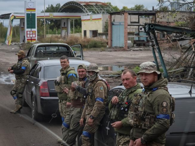 Ucrania intercambia 107 prisioneros con Rusia, entre ellos soldados de la resistencia en la acería Azovstal