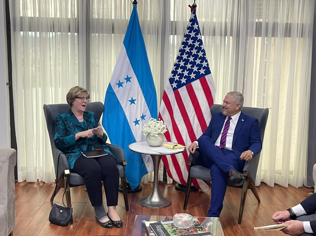 Embajadora Dogu y Canciller Reina abordan temas de seguridad y de lucha contra el narcotráfico Embajadora Dogu y Canciller Reina abordan temas de seguridad y de lucha contra el narcotráfico