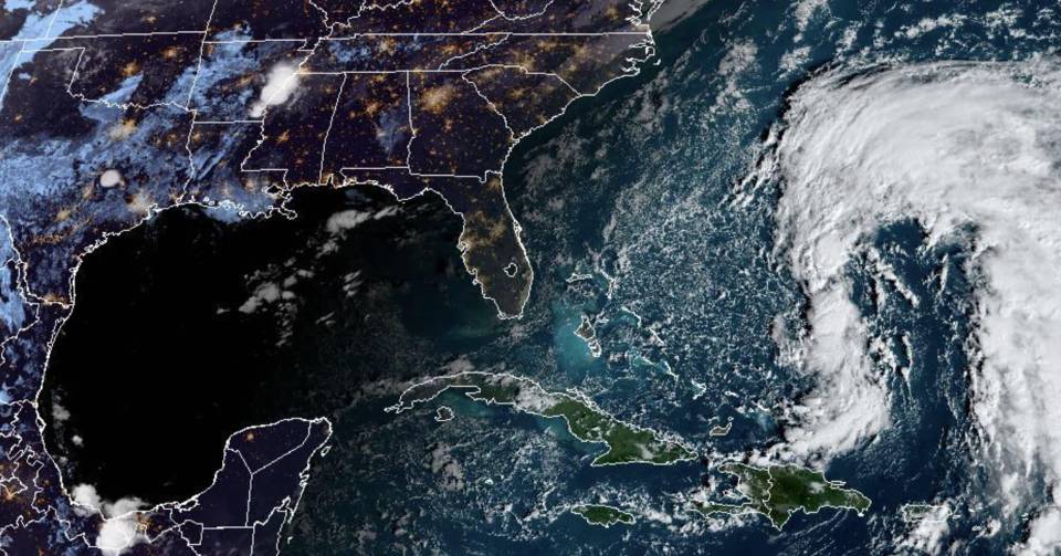 Tormenta Nicole se acerca a Florida y podría convertirse en un huracán.
