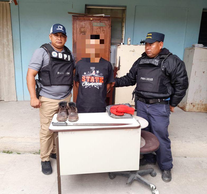 En la aldea Gualinga arrestan a un sujeto por suponerlo responsable del delito de homicidio. En la aldea Gualinga arrestan a un sujeto por suponerlo responsable del delito de homicidio.