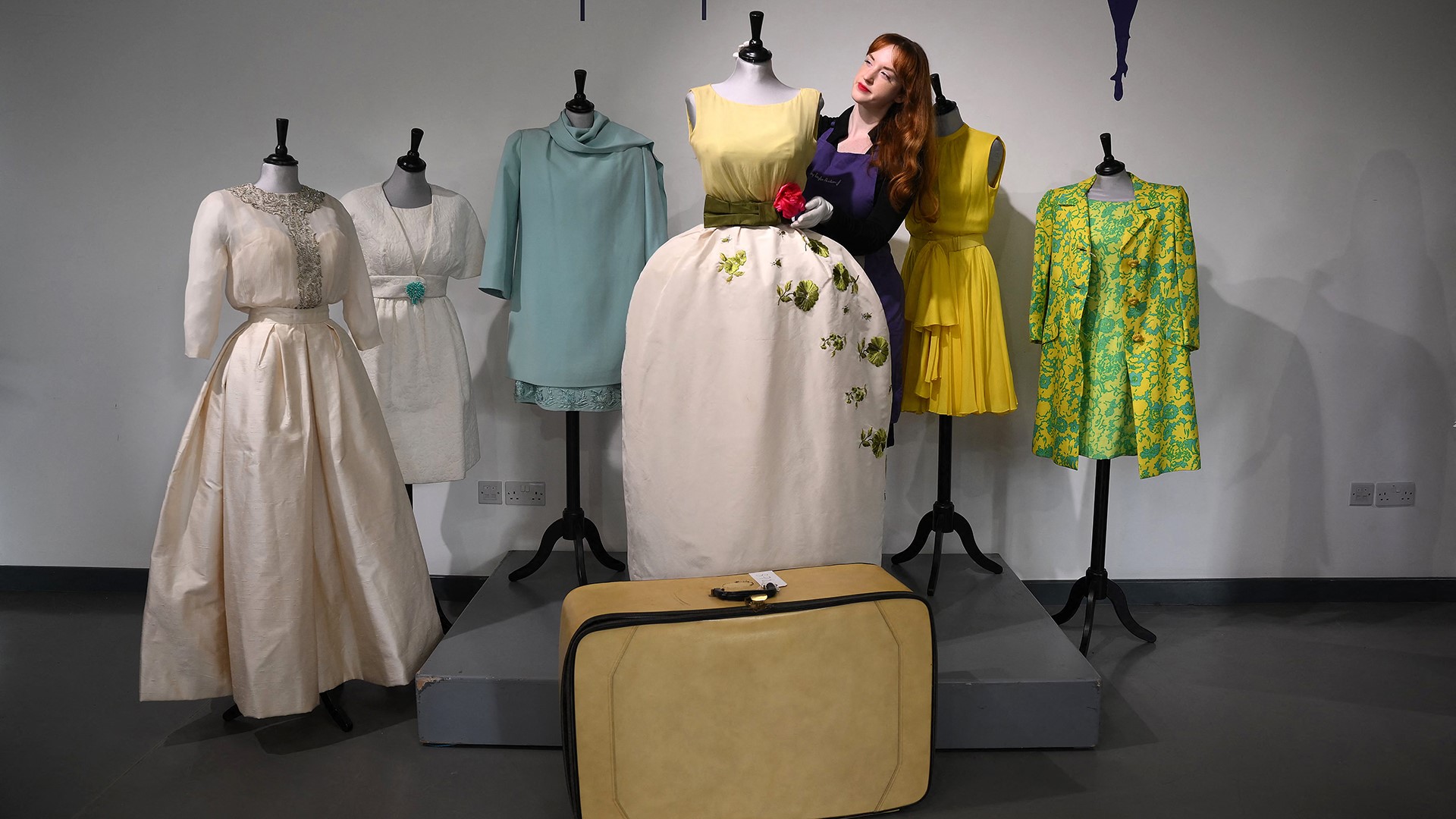 Subastan el vestido “de la suerte” de Liz Taylor: estaba guardado en una maleta desde 1971