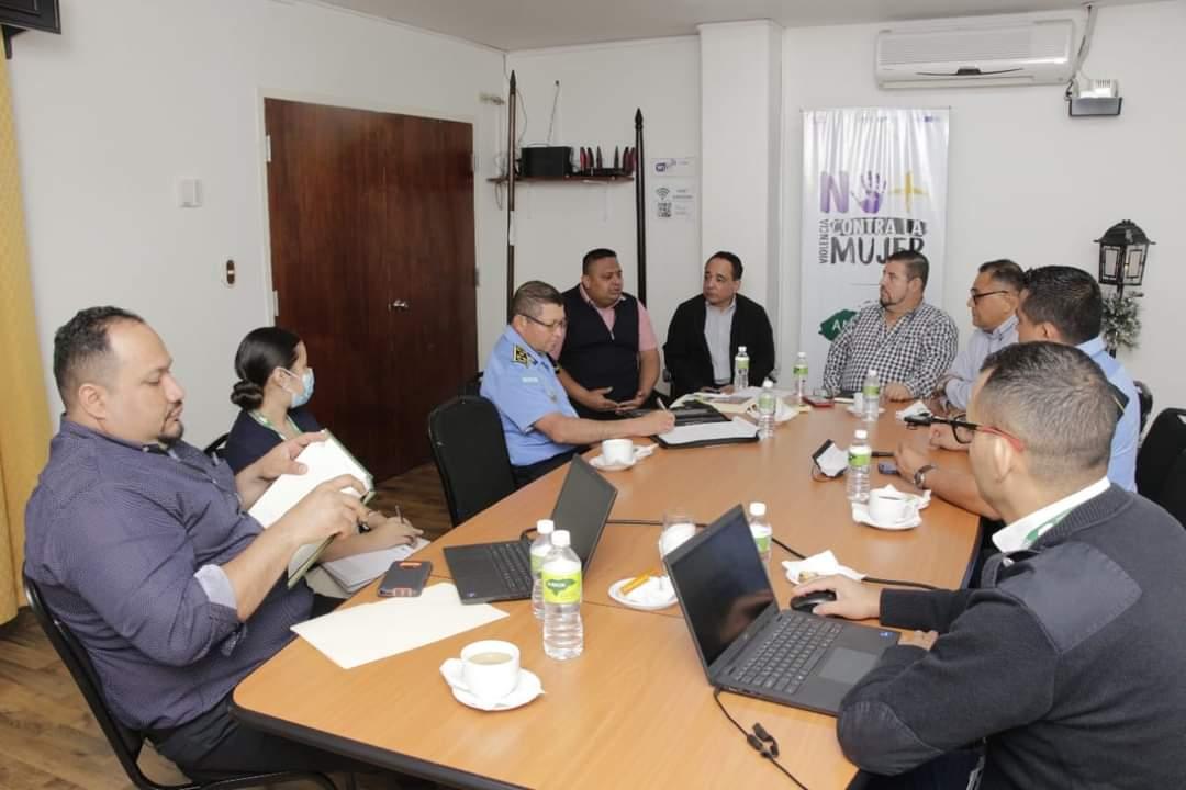 Alcaldes de Santa Ana y Ojojona se reúnen con autoridades para definir algunas estrategias de seguridad. Alcaldes de Santa Ana y Ojojona se reúnen con autoridades para definir algunas estrategias de seguridad.