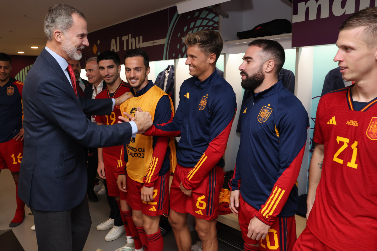 El Rey de España baja al vestuario de los jugadores tras la goleada a Costa Roca en el Mundial de Qatar El Rey de España baja al vestuario de los jugadores tras la goleada a Costa Roca en el Mundial de Qatar