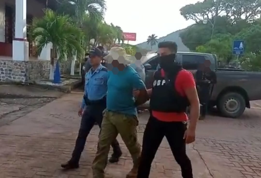 Capturan sujeto por la supuesta agresión sexual y maltrato familiar de su excompañera de hogar y sus dos hijastras. Capturan sujeto por la supuesta agresión sexual y maltrato familiar de su excompañera de hogar y sus dos hijastras.