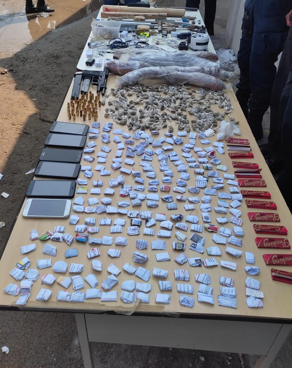 Policía Nacional realiza requisa en el Centro Penitenciario del barrio Inglés de La Ceiba Policía Nacional realiza requisa en el Centro Penitenciario del barrio Inglés de La Ceiba