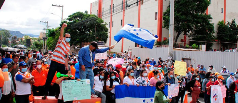Empleados de Hondutel a nivel nacional se toman las calles exigiendo pago de salarios
