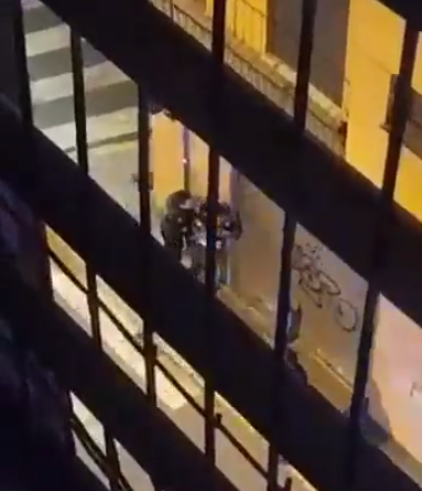 Policía español golpea a un hondureño después de amenazarlo con regresarlo al país Policía español golpea a un hondureño después de amenazarlo con regresarlo al país