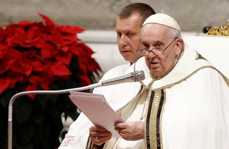 Papa Francisco denunció en la misa del gallo a “la humanidad insaciable de poder y dinero que devora a los más débiles
