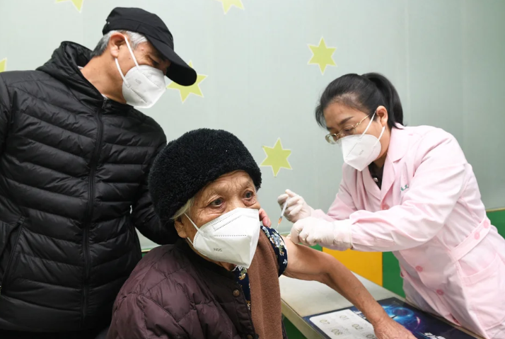 China puede sufrir hasta un millón de muertes por COVID si no aplica los refuerzos de las vacunas