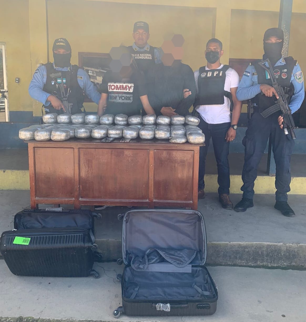 Padre e hijo son capturados intentando transportar en dos maletas de viaje 90 libras de supuesta marihuana Padre e hijo son capturados intentando transportar en dos maletas de viaje 90 libras de supuesta marihuana