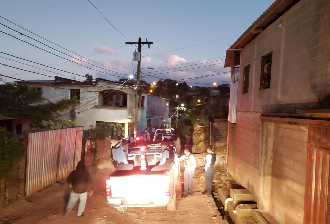Cinco presuntos integrantes de estructuras criminales fueron detenidos en la colonia Suyapa Cinco presuntos integrantes de estructuras criminales fueron detenidos en la colonia Suyapa
