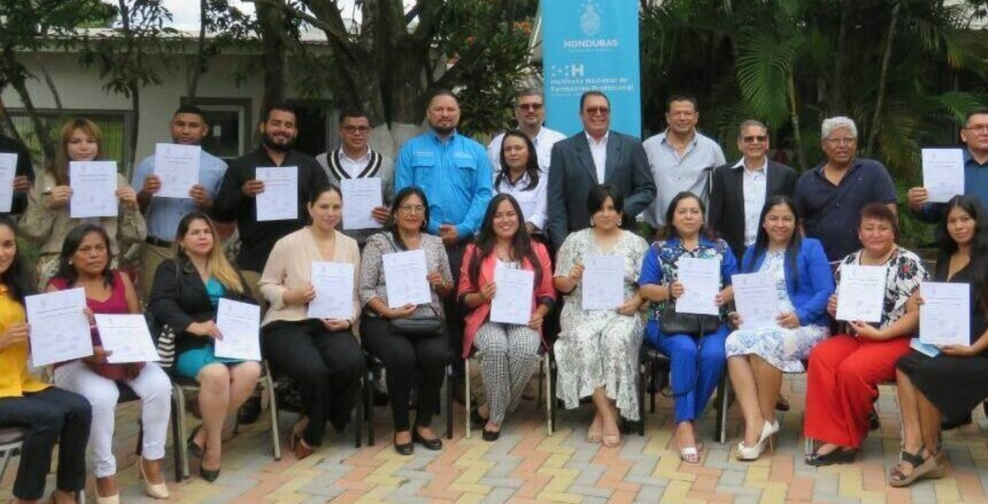 Infop certifica 70 capitalinos en los oficios de corte, confección y sastrería