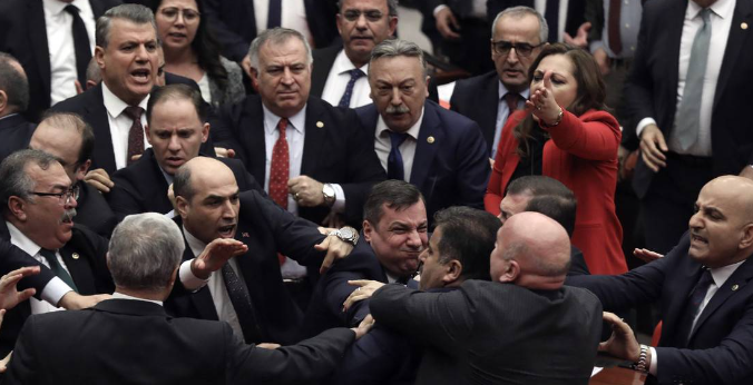 Una brutal pelea en el Parlamento de Turquía terminó con un diputado hospitalizado en estado crítico Una brutal pelea en el Parlamento de Turquía terminó con un diputado hospitalizado en estado crítico