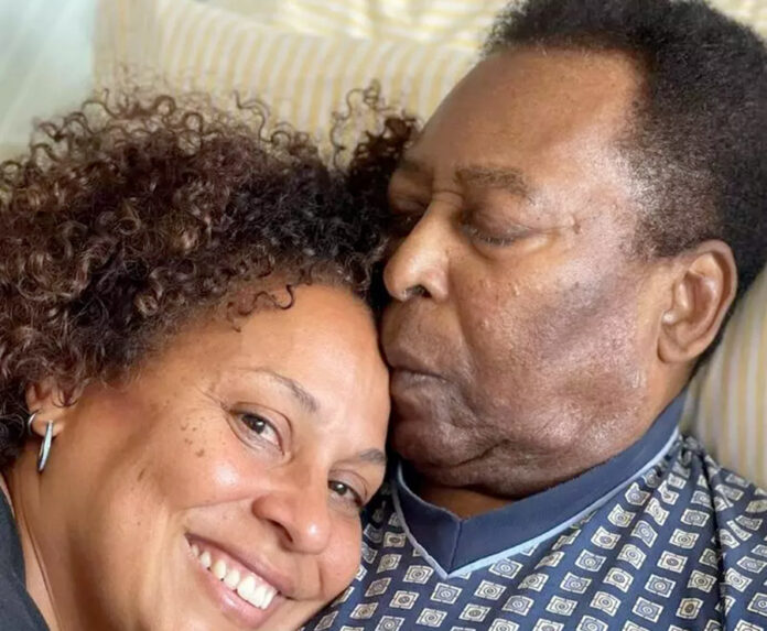 Pelé completa un mes en el hospital