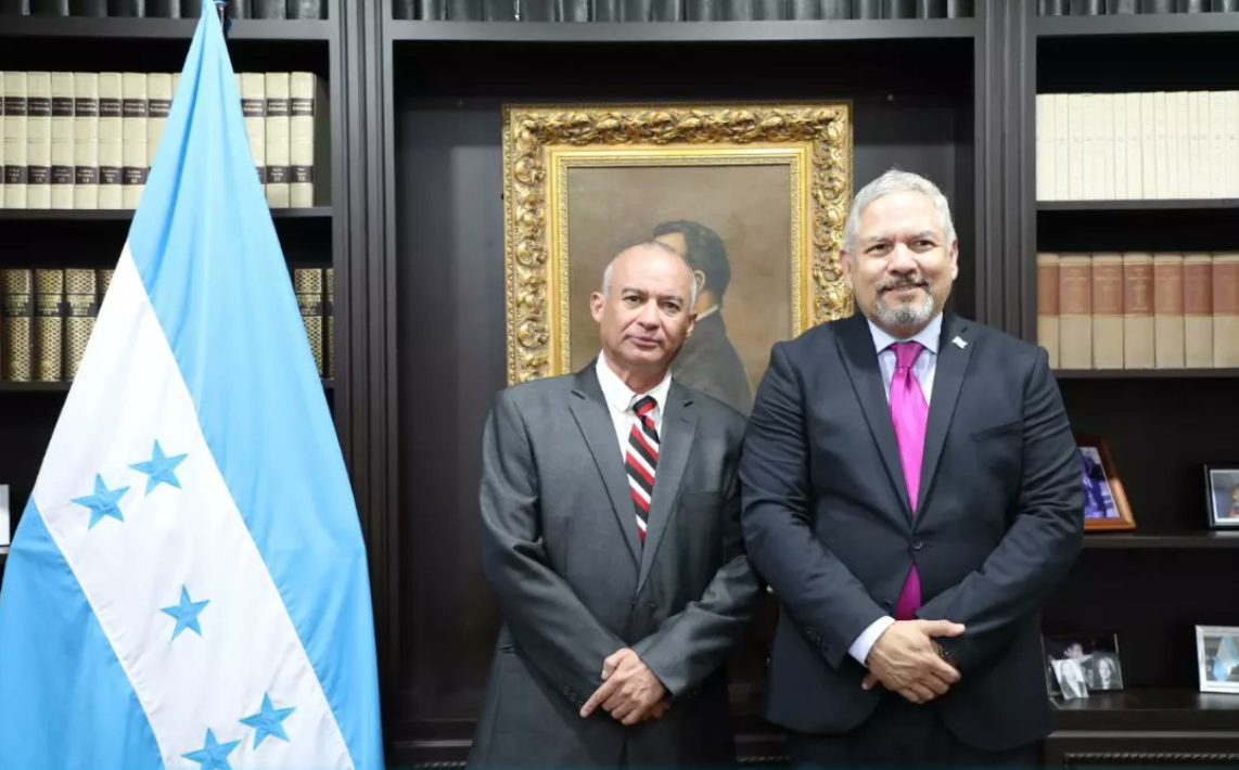 Canciller Enrique Reina juramenta a nuevo embajador en Belice en el país