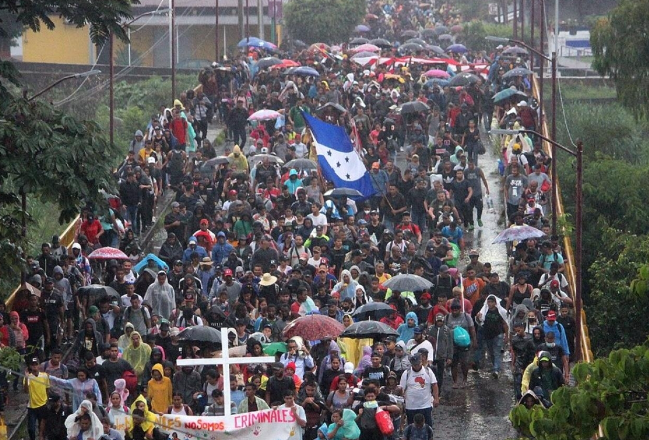 Migrantes se agrupan en frontera entre México y EEUU