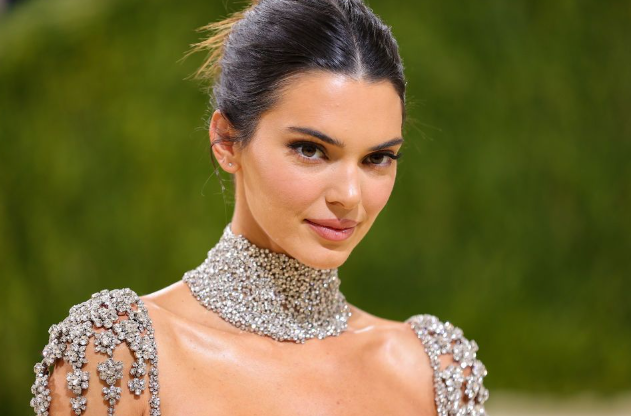 Kendall Jenner presume abdomen ‘imposible’ con look de mezclilla