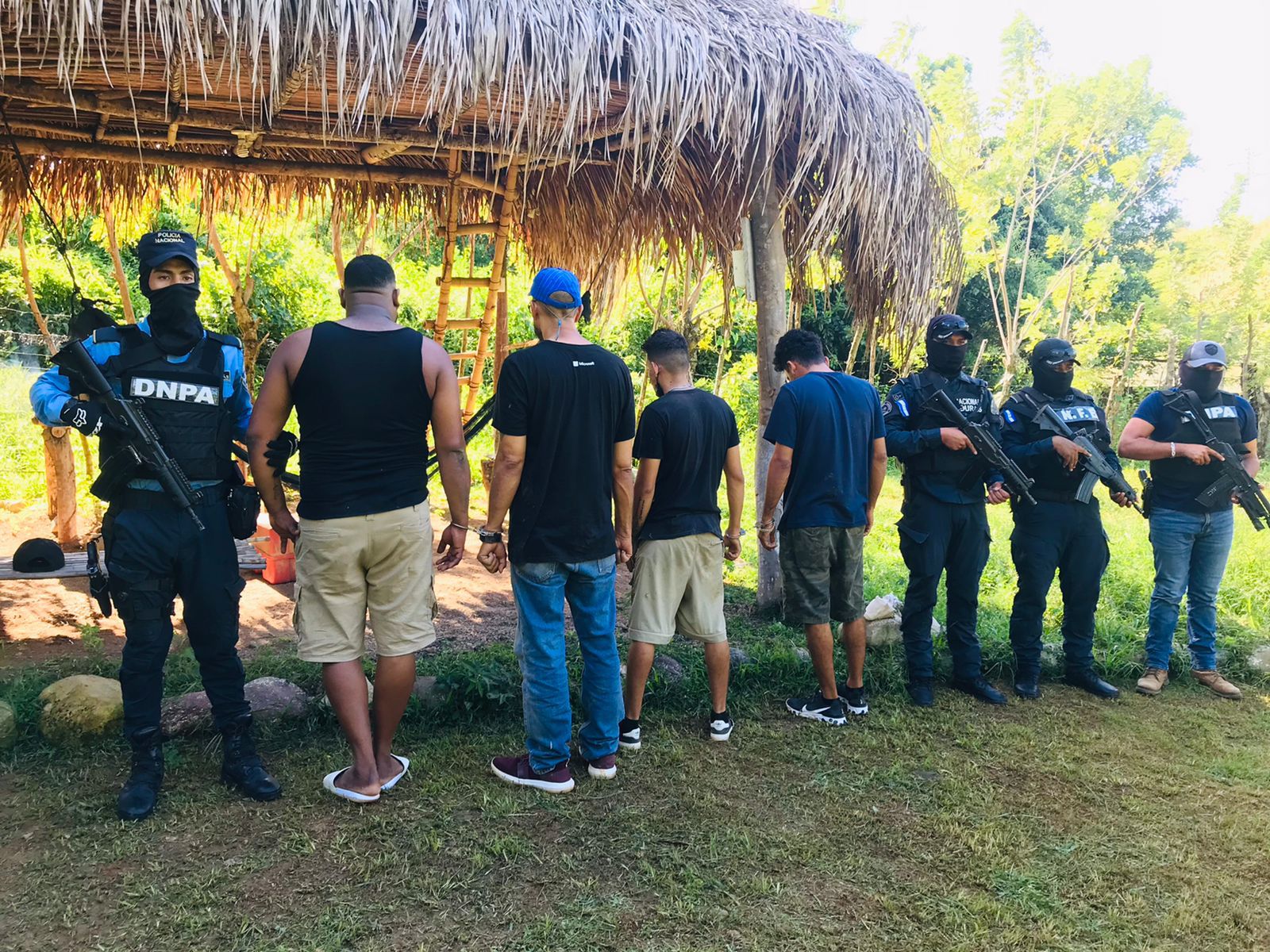 Cuatro personas fueron detenidas en posesión de supuesta droga en Atlántida.