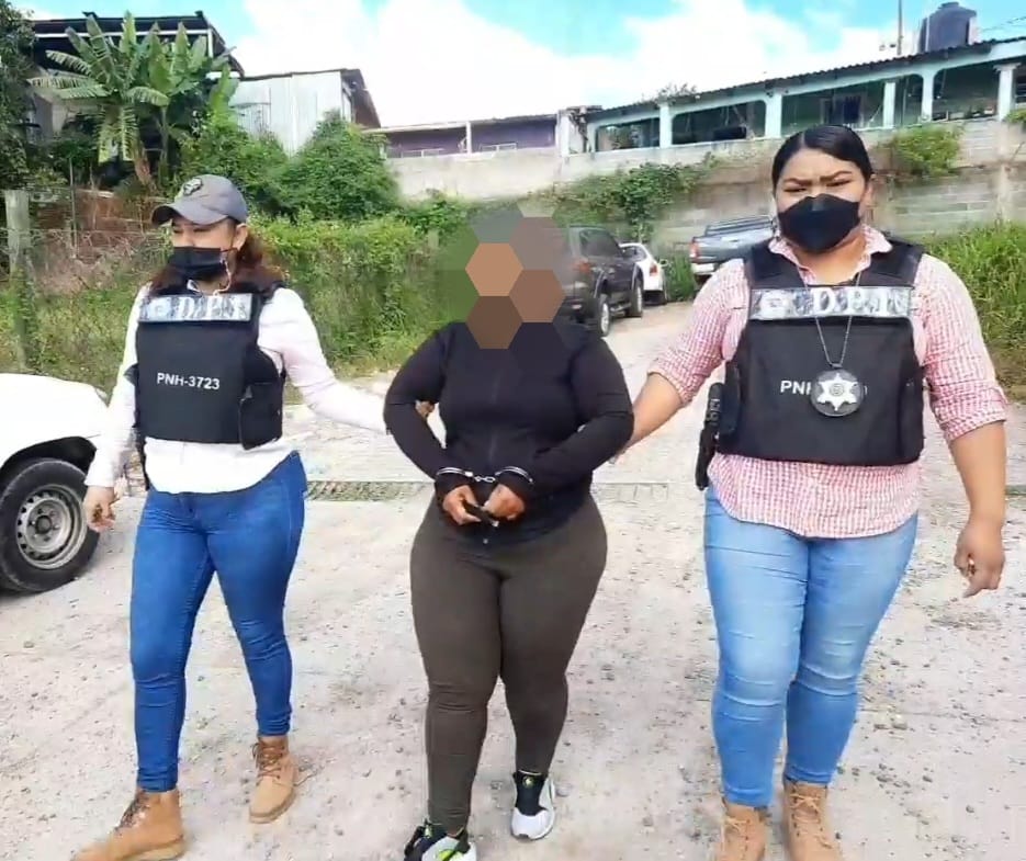 DPI arresta mujer por maltratar y quemar con una plancha a su hija de 9 años