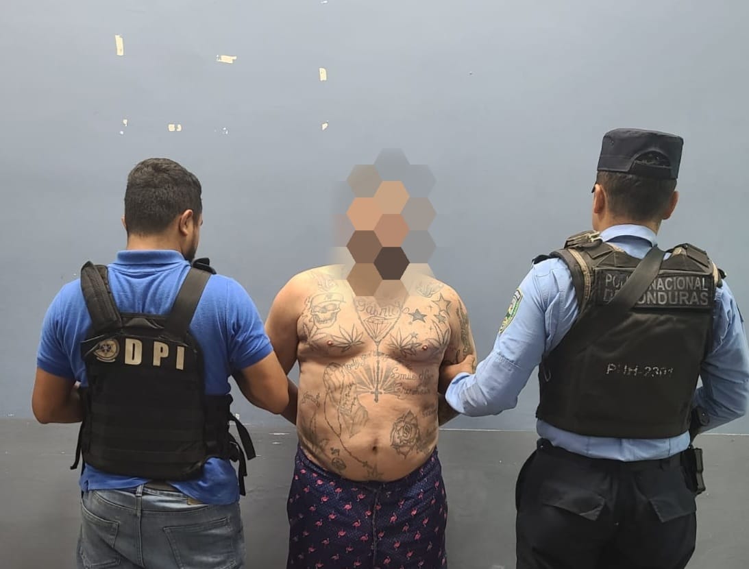Detienen a alias «El Tatuador» presunto miembro de la MS-13 en posesión de 15 libras de supuesta droga Detienen a alias «El Tatuador» presunto miembro de la MS-13 en posesión de 15 libras de supuesta droga