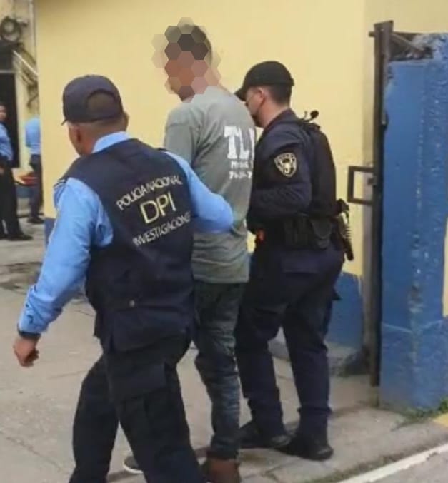 Policía Nacional arresta sujeto con orden judicial por delitos de tenencia ilegal de armas de fuego y posesión de droga Policía Nacional arresta sujeto con orden judicial por delitos de tenencia ilegal de armas de fuego y posesión de droga