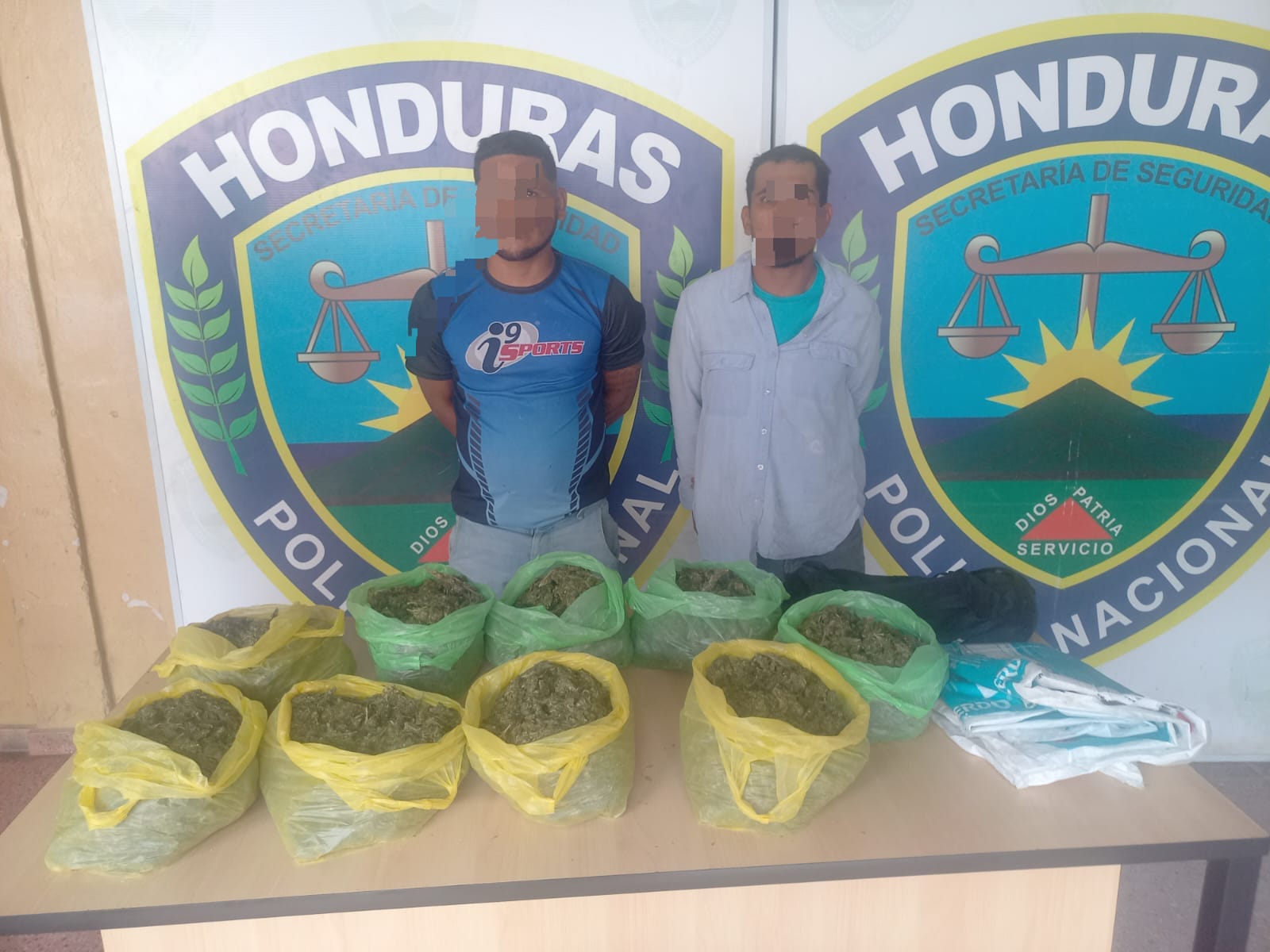 Detienen a dos hombres en posesión de droga en Cedros, F.M. Detienen a dos hombres en posesión de droga en Cedros, F.M.