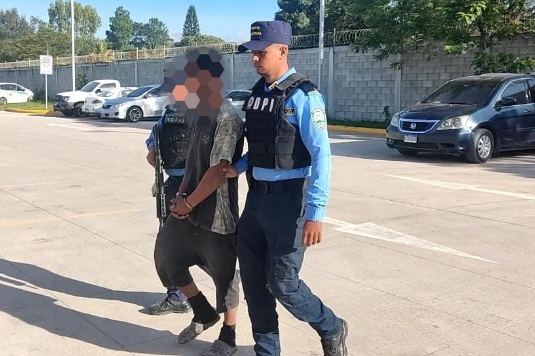 Funcionarios policiales capturan sujeto en posesión de supuesta droga en La Trinidad, Comayagua. Funcionarios policiales capturan sujeto en posesión de supuesta droga en La Trinidad, Comayagua.