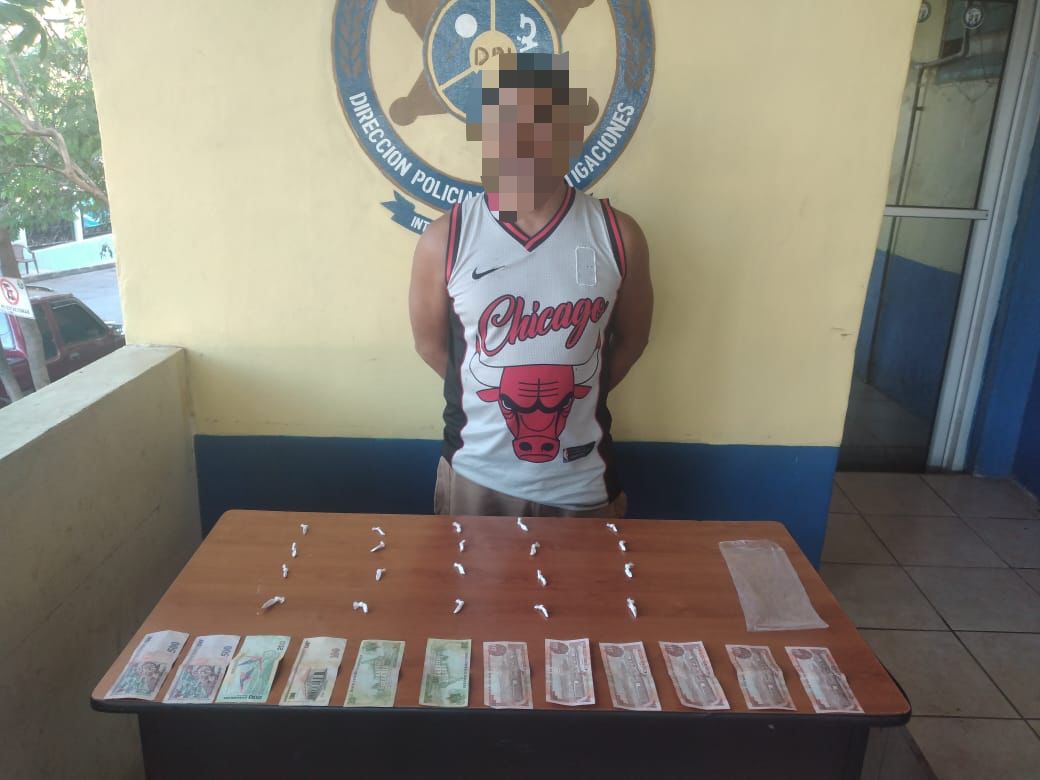 En poder de varios envoltorios conteniendo polvo blanco supuesta cocaína arrestan a individuo en zona sur