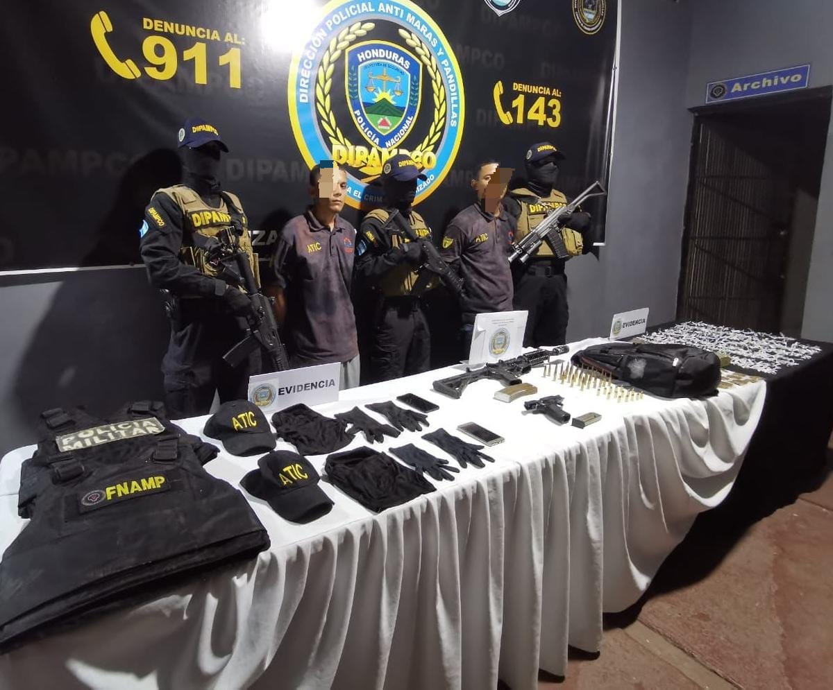 Detenidos miembros de la 18 armados y con uniformes con leyenda y monogramas de la ATIC y chalecos con los nombres de PMOP y FNAMP Detenidos miembros de la 18 armados y con uniformes con leyenda y monogramas de la ATIC y chalecos con los nombres de PMOP y FNAMP