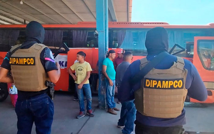 Para contrarrestar extorsión verifican identificación de conductores y ayudantes de buses Para contrarrestar extorsión verifican identificación de conductores y ayudantes de buses