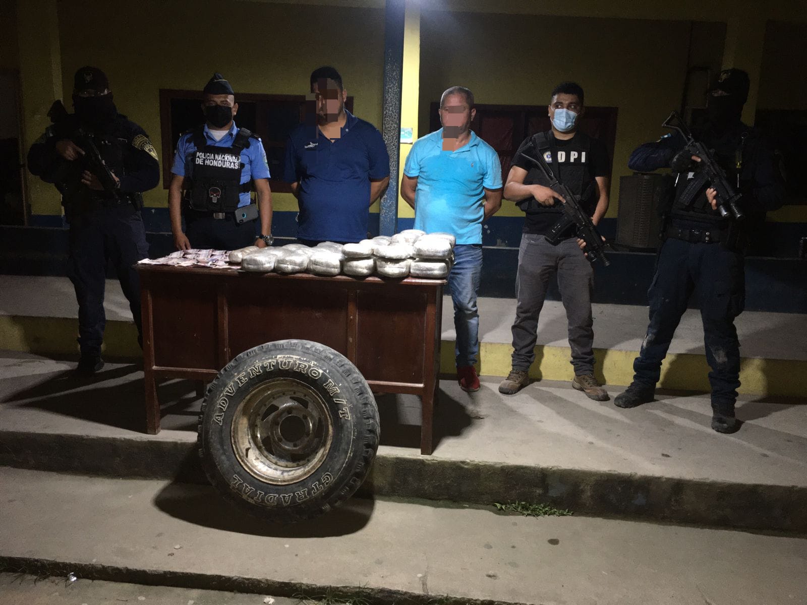 Dos sujetos fueron capturados con 68 libras de supuesta marihuana introducidas en una llanta de repuesto.