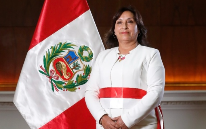 Dina Boluarte es juramentada como la primera mujer presidente de Perú Dina Boluarte es juramentada como la primera mujer presidente de Perú