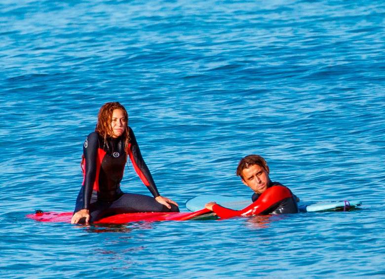 Shakira niega tener un romance con su instructor de surf.