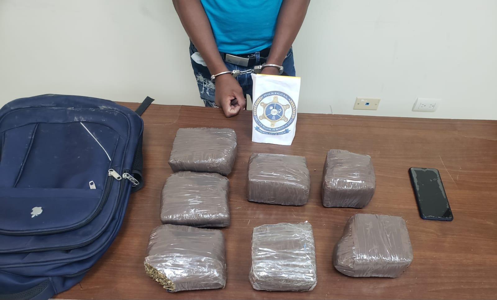 En Islas de la Bahia detienen a un sujeto en poder de ocho libras de supuesta marihuana