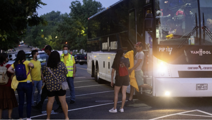 Envían buses con decenas de inmigrantes desde El Paso a Nueva York y Chicago Envían buses con decenas de inmigrantes desde El Paso a Nueva York y Chicago