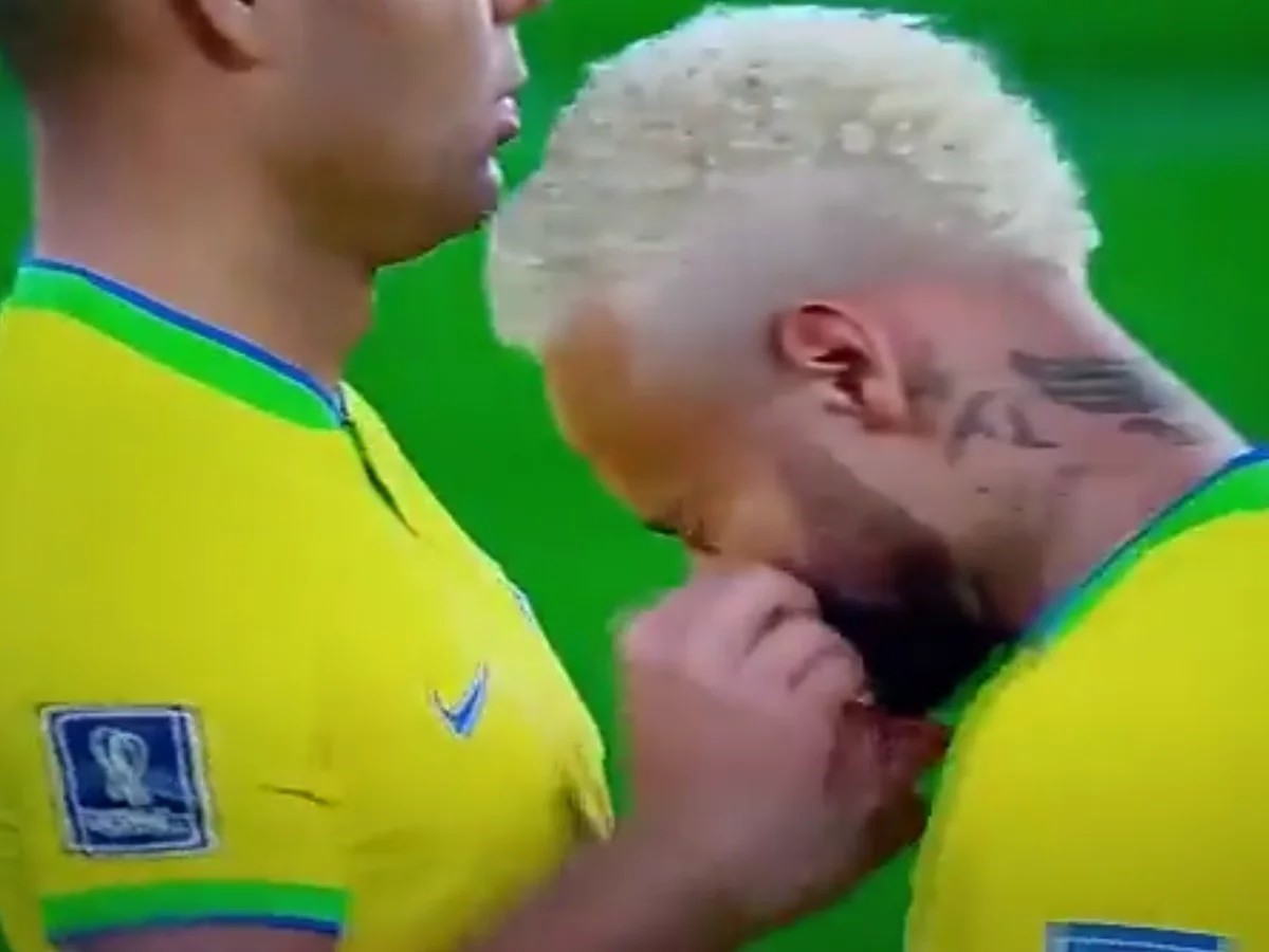 Controversia en las redes por el video de Casemiro aplicando algo en la nariz a Neymar en pleno partido de Brasil. Controversia en las redes por el video de Casemiro aplicando algo en la nariz a Neymar en pleno partido de Brasil.