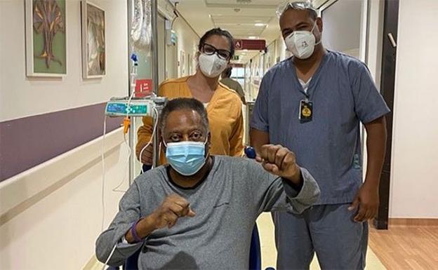 Pelé desea suerte a la selección brasileña desde el hospital