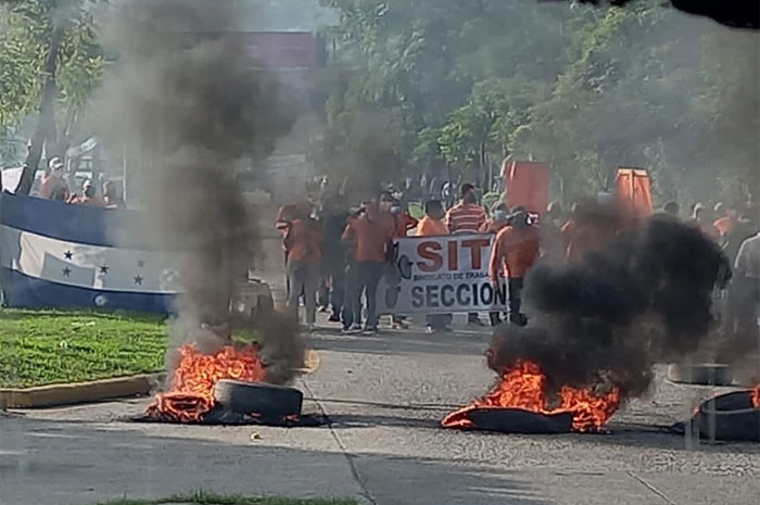 Empleados de HONDUTEL exigen pagos en SPS Empleados de HONDUTEL exigen pagos en SPS