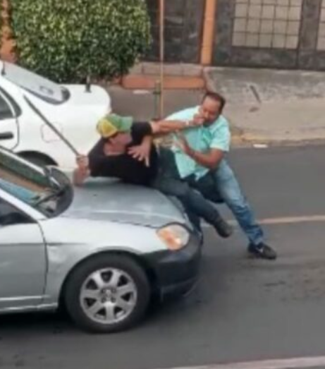 Enfurecidos conductores se agarran a machetazos en la capital