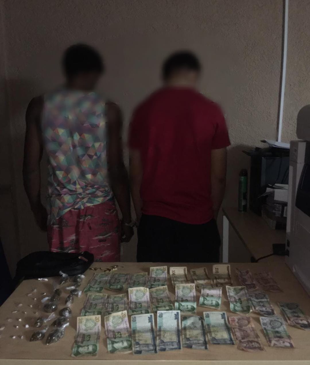 En Roatán detienen a dos menores de edad por el delito de tráfico de drogas En Roatán detienen a dos menores de edad por el delito de tráfico de drogas