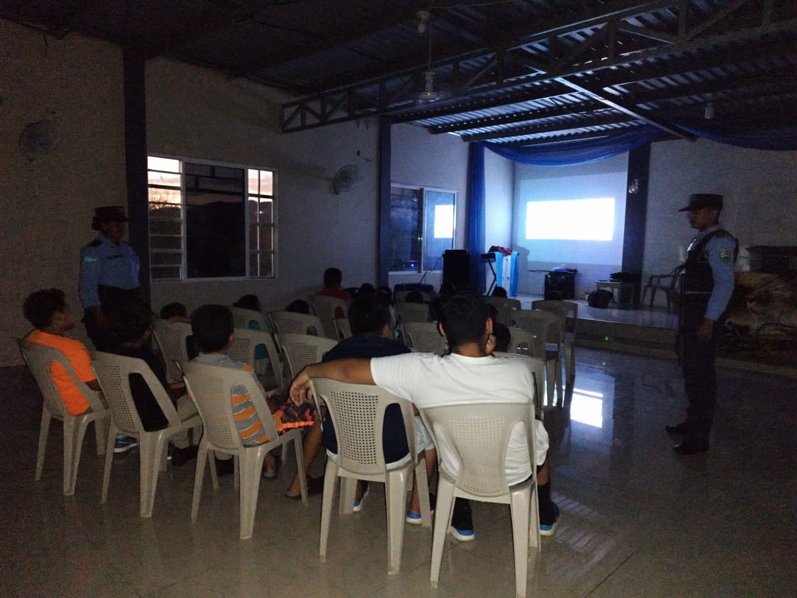 Agentes de la UDEP-17 realizan actividad de cine comunitario en sector intervenido del municipio de San Lorenzo Agentes de la UDEP-17 realizan actividad de cine comunitario en sector intervenido del municipio de San Lorenzo