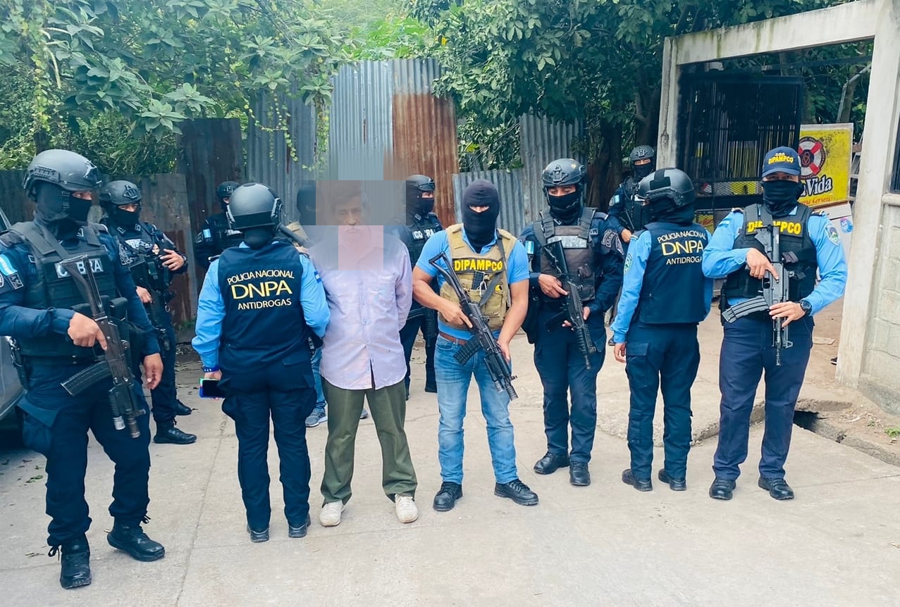 Policía Preventiva y DIPAMPCO detienen a sujeto que tiene orden de captura por tráfico de droga