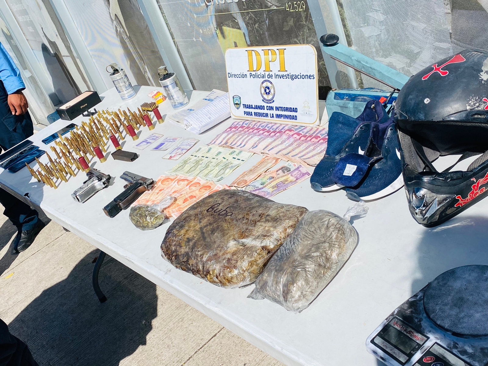 Detienen a supuesto sicario de la Pandilla 18 en poder de armas de fuego, libros contables de extorsión y bombas de gas lacrimógeno