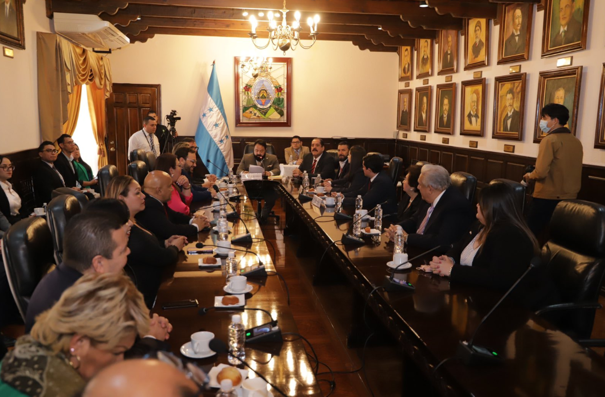 Junta Nominadora llega al CN para entregar lista de 45 candidatos a magistrados a la nueva CSJ Junta Nominadora llega al CN para entregar lista de 45 candidatos a magistrados a la nueva CSJ