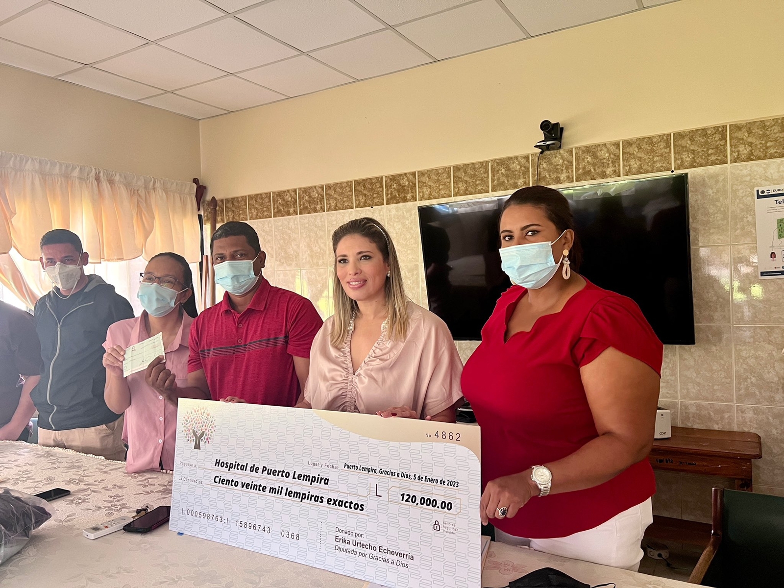 Congresista Erika Urtecho donó el subsidio del CN para la alimentación de pacientes en Hospital Público de La Mosquitia