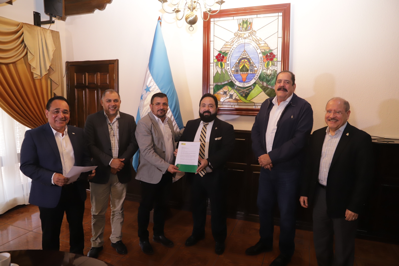 AMONH entregó al presidente del CN borrador para estructurar la nueva Ley de Contratación del Estado AMONH entregó al presidente del CN borrador para estructurar la nueva Ley de Contratación del Estado