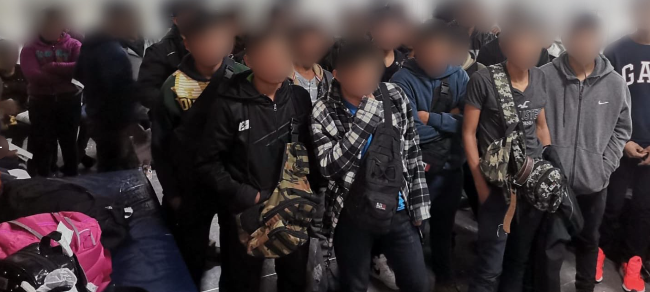 México halla a 57 migrantes adolescentes hacinados en camión México halla a 57 migrantes adolescentes hacinados en camión