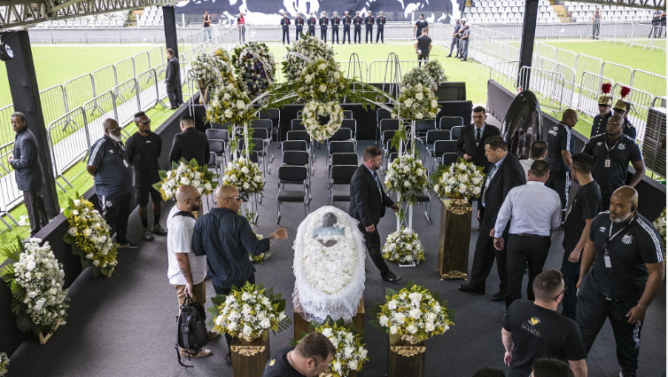 La despedida a Pelé: los restos de la leyenda de Brasil llegaron al cementerio tras recorrer las calles La despedida a Pelé: los restos de la leyenda de Brasil llegaron al cementerio tras recorrer las calles