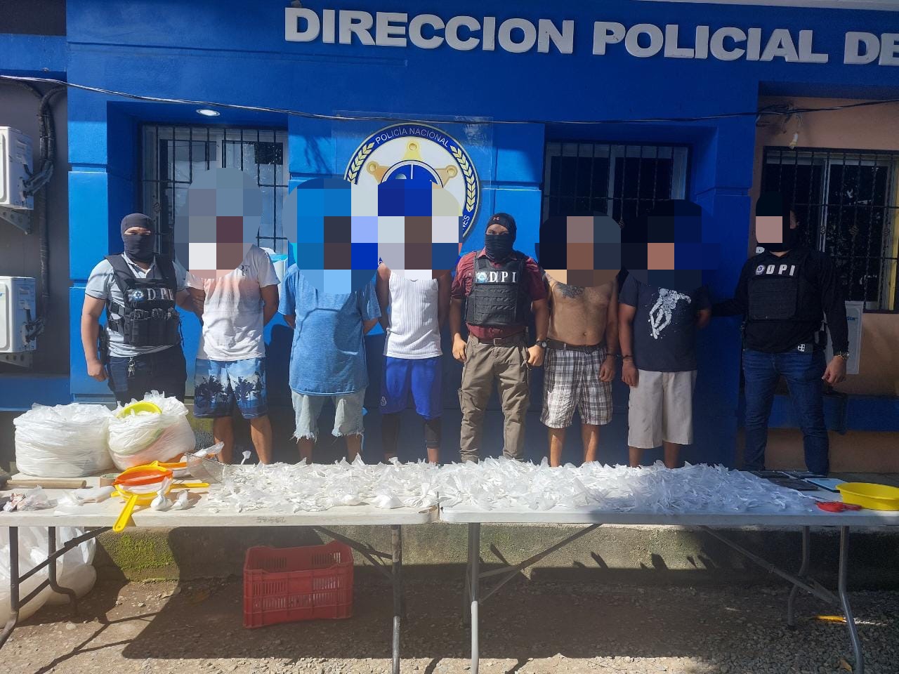 Cinco supuestos miembros de la Pandilla 18 por el delito de posesión y tráfico de drogas en La Ceiba