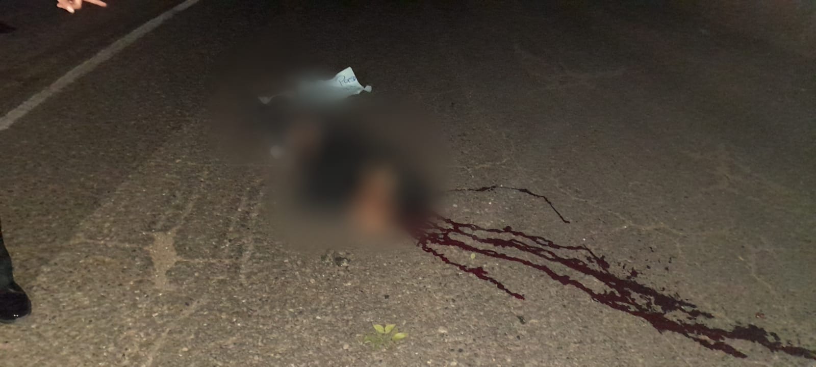 En el portón de Casa Presidencial dejan a un joven muerto, esposado y con un rótulo